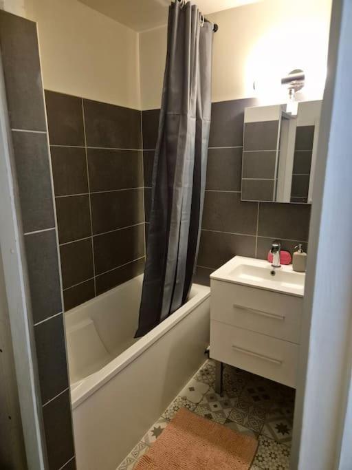 Appartement T2 - Hyeres Gare Bagian luar foto